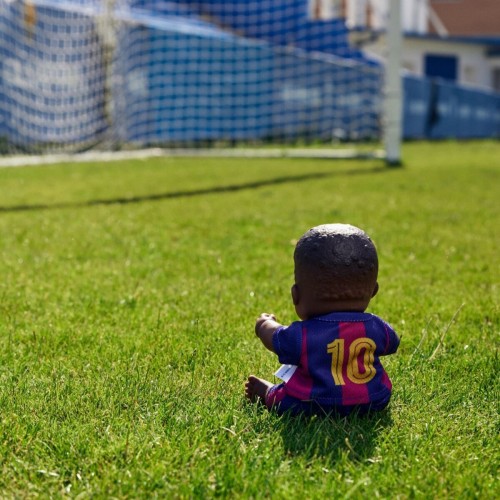 Miniland Lalka FC Barcelona chłopiec afrykańczyk 21cm