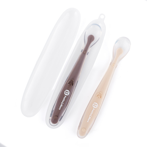 PETITE&MARS Zestaw 2 silikonowych łyżeczek z etui  Sand 6m+