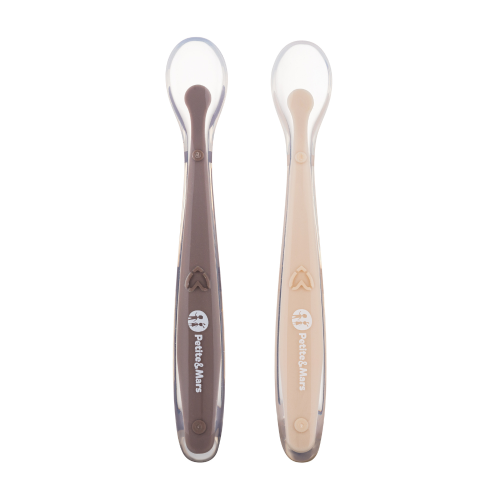 PETITE&MARS Zestaw 2 silikonowych łyżeczek z etui  Sand 6m+