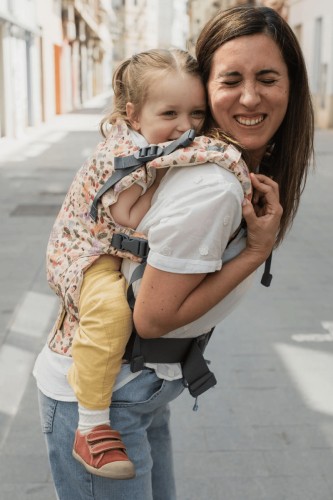 BOBA X  Nosidełko  ergonomiczne Kremowe kwiaty arkadia